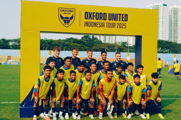 Oxford United FC Sentuh Akar Rumput Sepak Bola Indonesia, Marselino Ferdinan dan Ole Romeny Jadi Rebutan Puluhan Bocah SSB